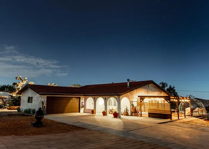 Joshua Tree West Casa - Hot Tub, Stargazing Dome, King Bed, Level 2 Ev