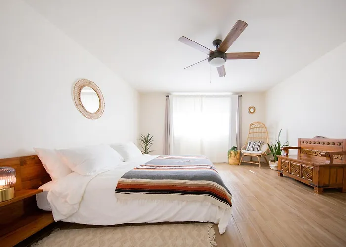Joshua Tree West Casa - Hot Tub, Stargazing Dome, King Bed, Level 2 Ev