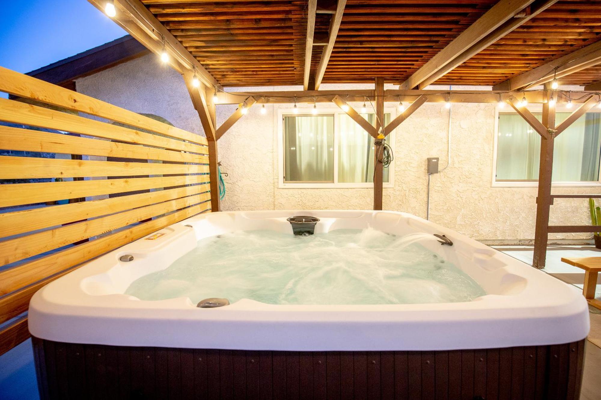 West Casa - Hot Tub, Stargazing Dome, King Bed, Level 2 Ev Holiday home *