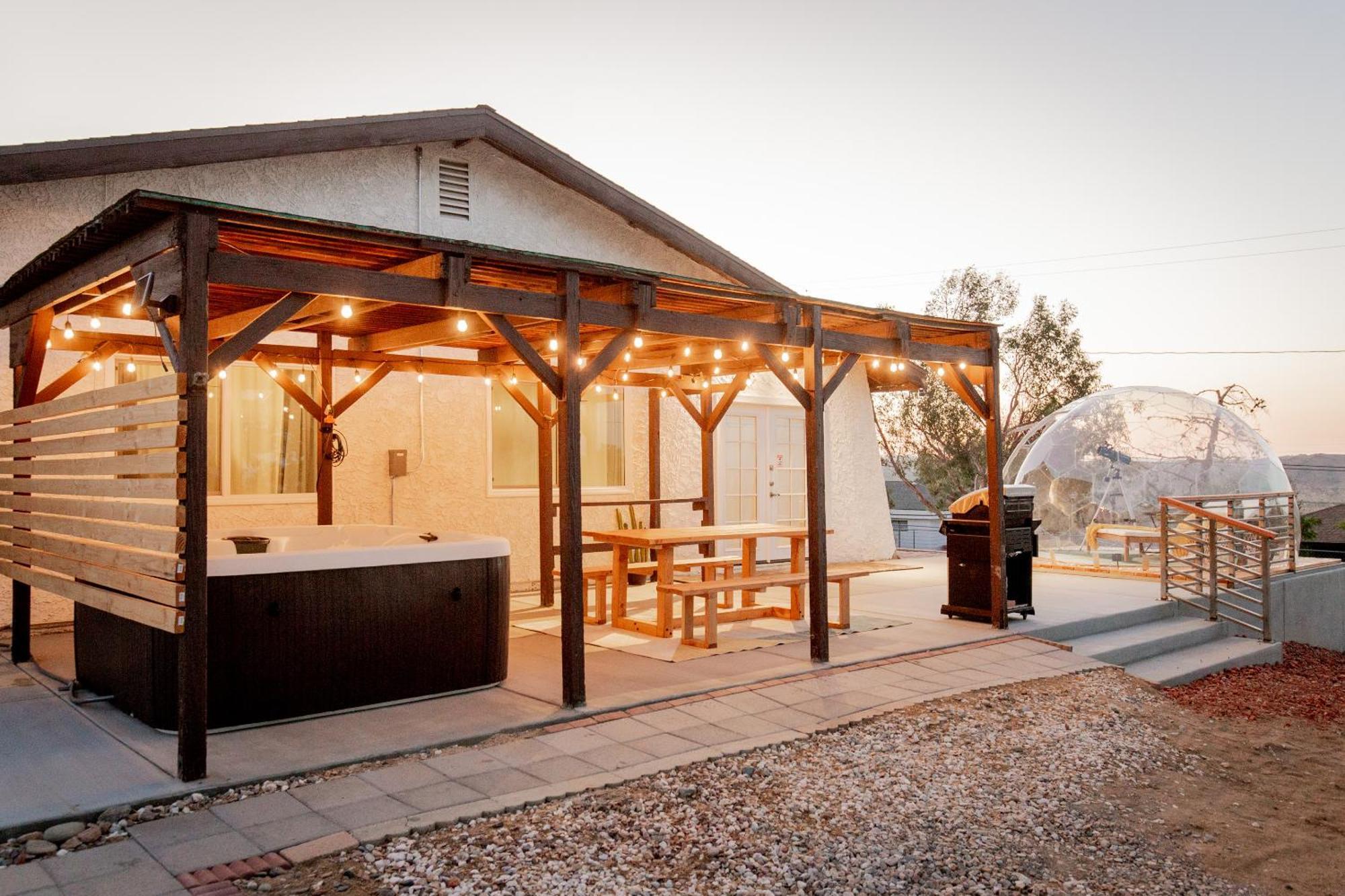 West Casa - Hot Tub, Stargazing Dome, King Bed, Level 2 Ev *