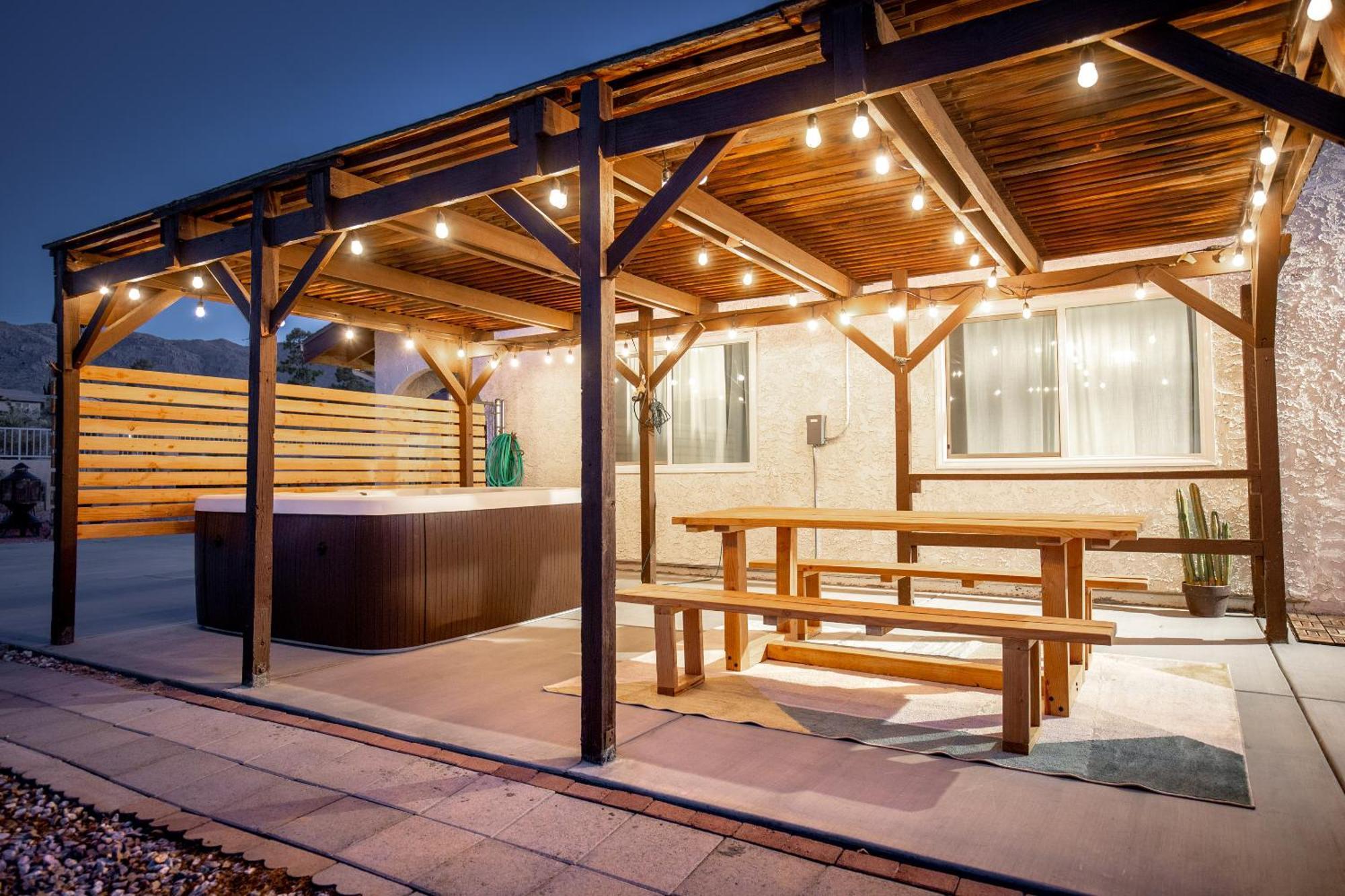 West Casa - Hot Tub, Stargazing Dome, King Bed, Level 2 Ev Ferienhaus